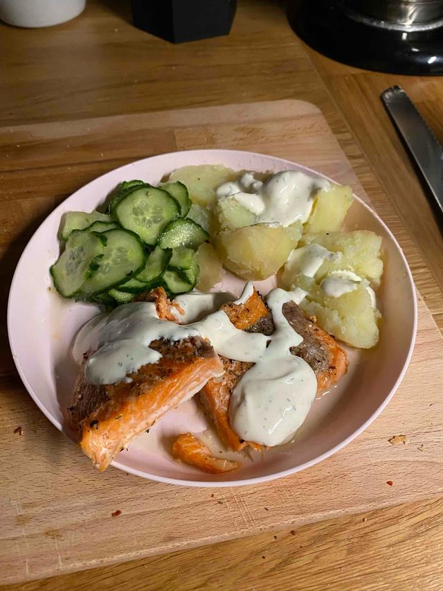 Ovnsbakt ørret med agurksalat, rømme og poteter
