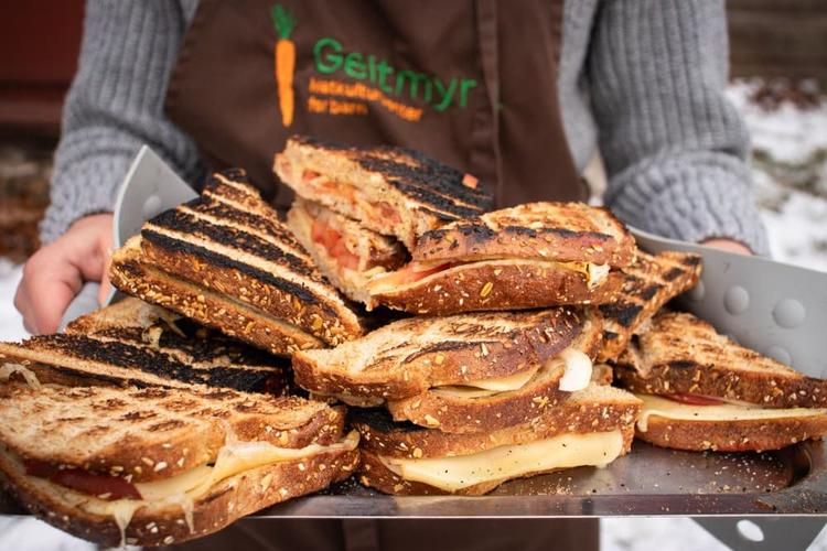 Ostesmørbrød på bålet