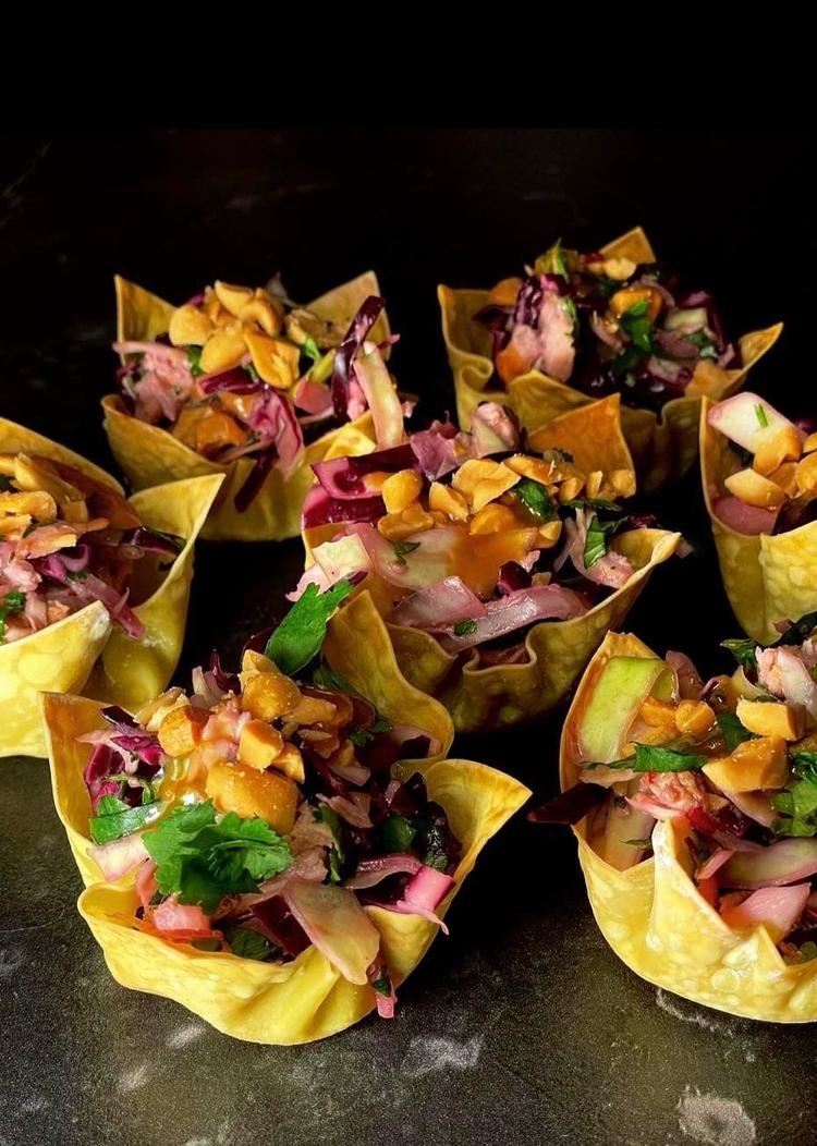 Crispy wontons med Thaisalat og peanuttdressing