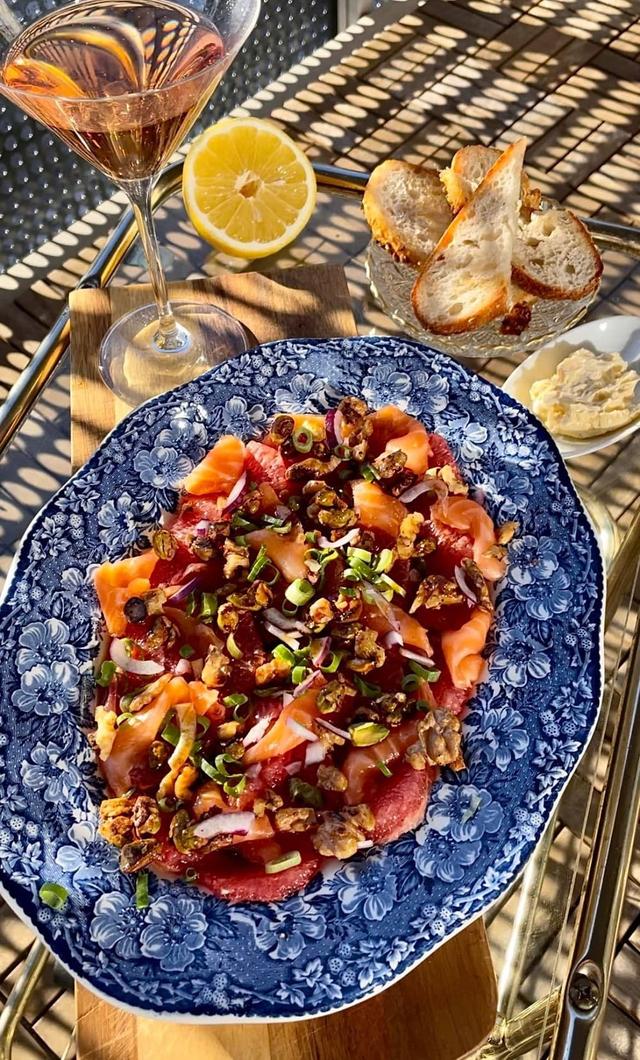 Grapefrukt salat med Salma, honningristede nøtter og sur/søt Vinaigrette