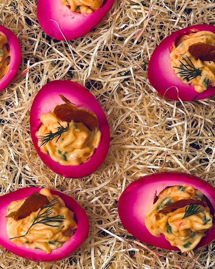 Rødbetemarinerte påske egg med sprøstekt spekeskinke