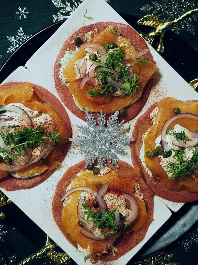 Rødbetepannekaker med einerøkt laks og rømmedressing