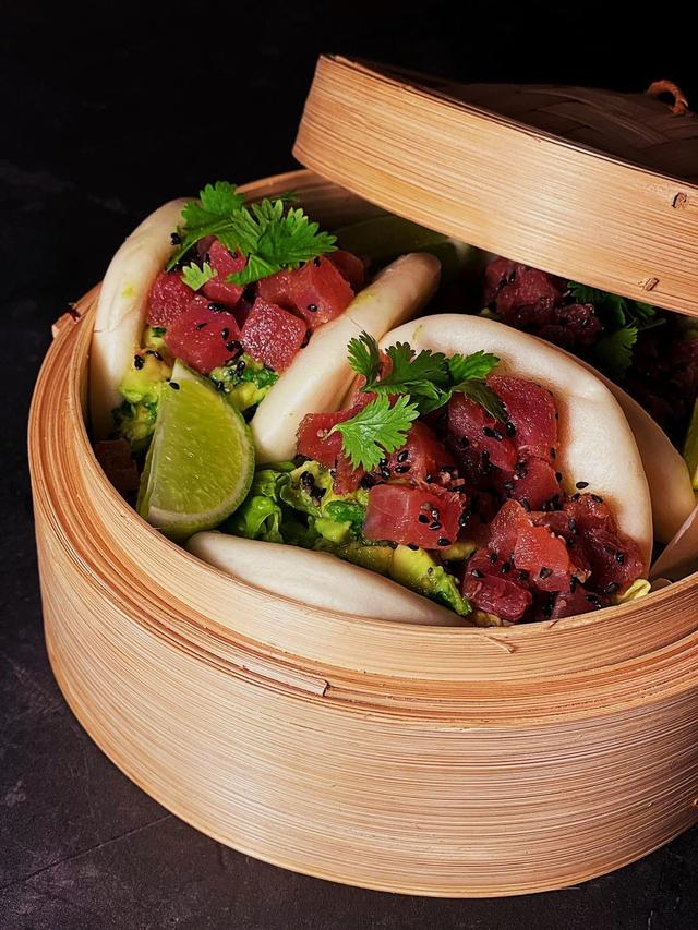 Tuna crudo Bao buns med avocado & koriander salsa