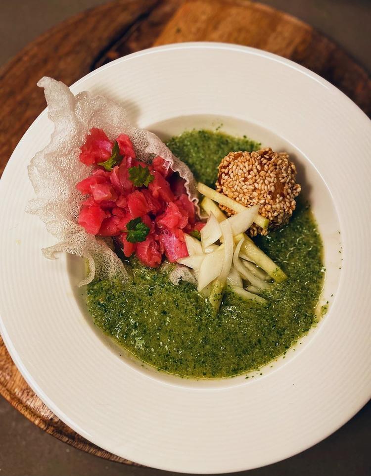 Rødbetemarinert torske ceviche med fritert ris, grønn urte gazpacho, eple og fennikel slaw