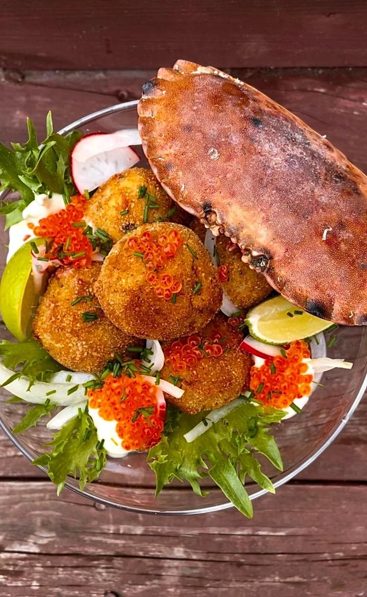 Krabbekroketter med hurtigsyltede grønnsaker og wasabimajones