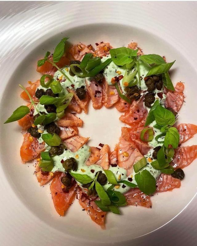 Aburi seared sashimi med wasabi og myntekrem & fritert kapers