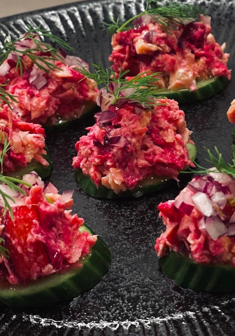 Agurk snack med tunfisk og rødbeterøre