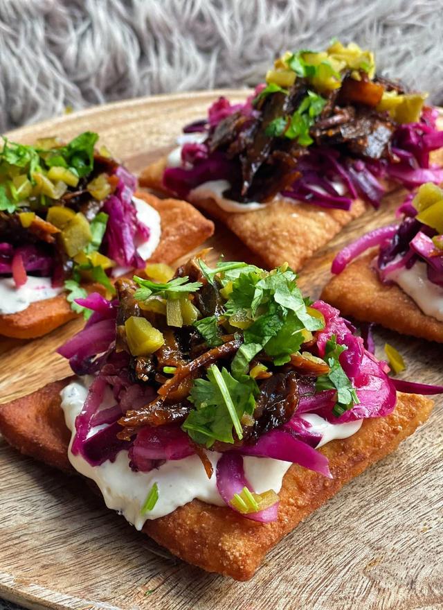 Langos med pinnekjøttrester, rødkålsalat og Västerbottenkrem