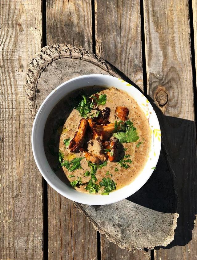 Soppsuppe med aromasopp og smørstekte kantareller