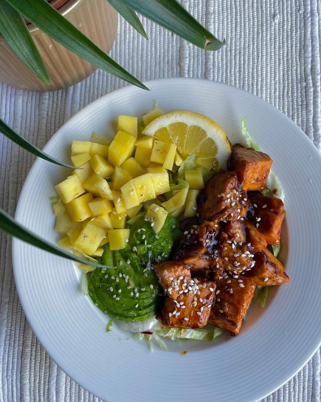 Syrlig salat bowl med spicy laks i basalmico glaze