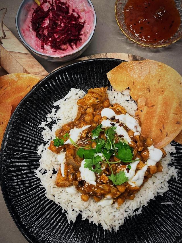 Butter kylling med kikerter og rødbete Raita