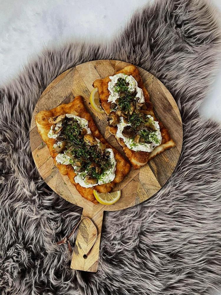 Langos på bål med fetakrem og smørstekt østersopp