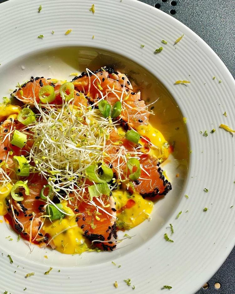 SALMA tataki med sesamcrust og pasjonsfrukt curd