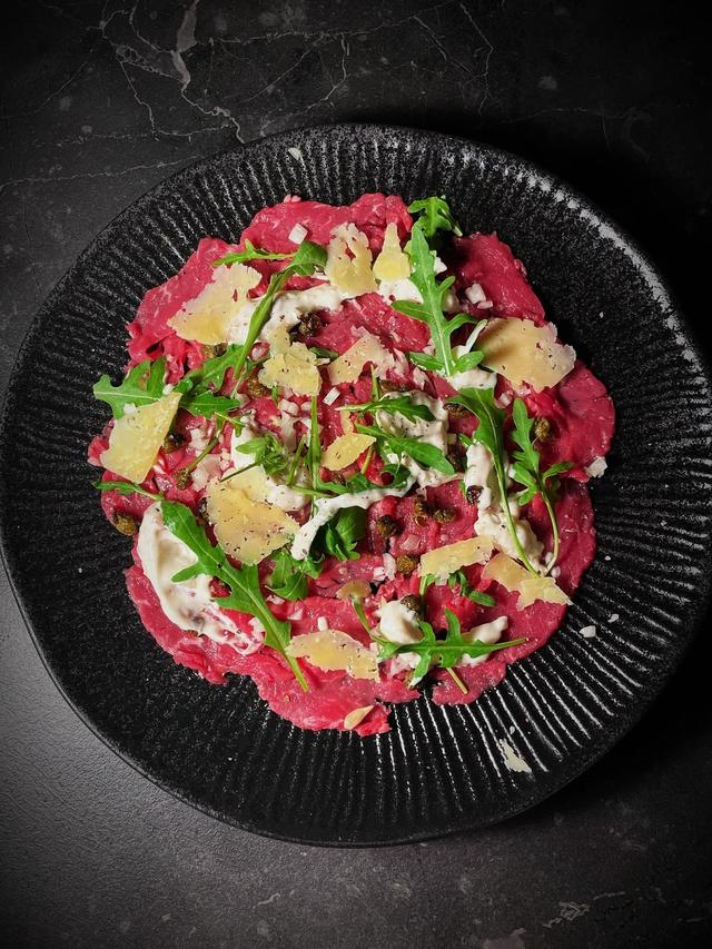 Okse carpaccio med crunchy topping og ansjos aioli