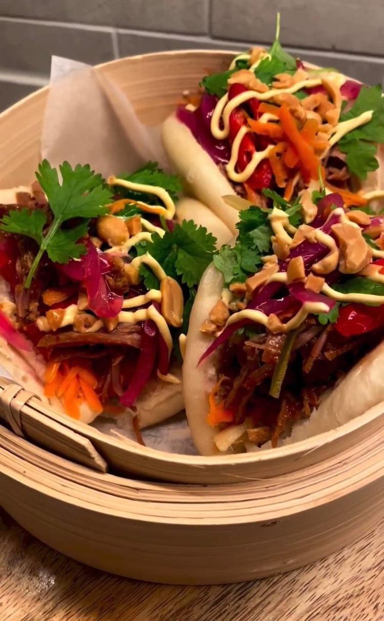 Bao buns med hoisin marinert pulled pork og syltede grønnsaker