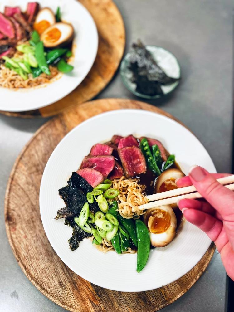 Ramen med biff tataki og soyamarinerte egg