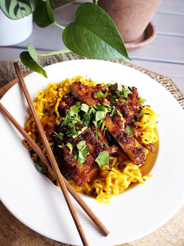 Kylling Katsu med spicy curry nudler