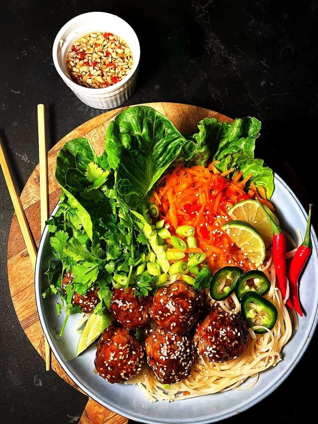 "Bun Cha" kjøttboller med "Nuoc Cham dipp"