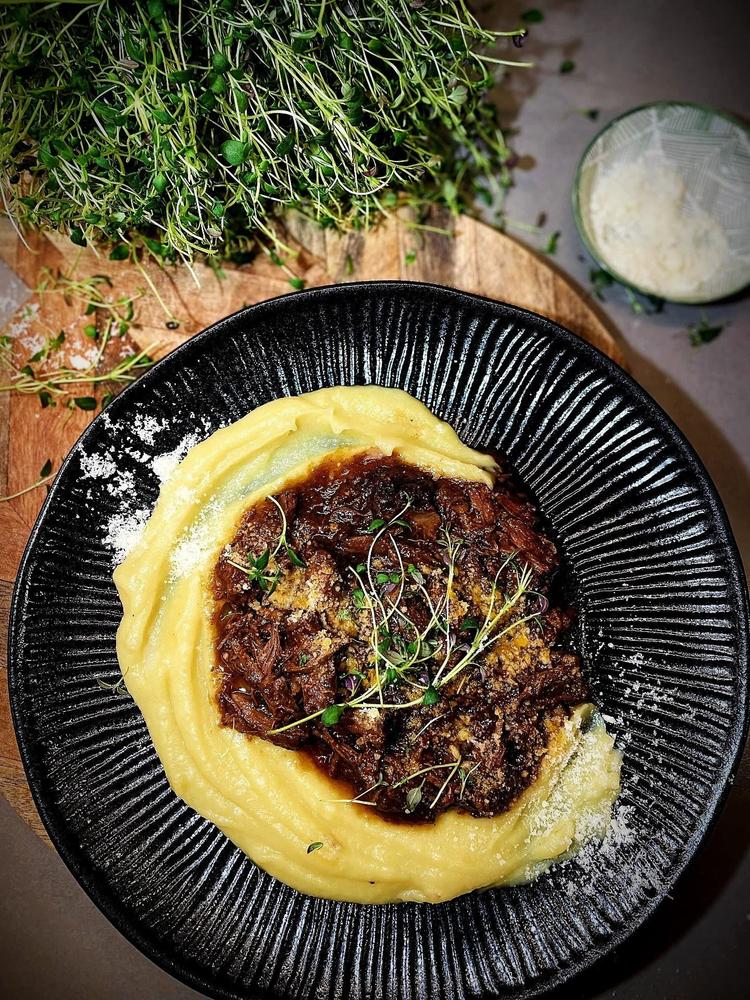 Langtidsbraisert oksehaleragu med silkemyk rotmospurè