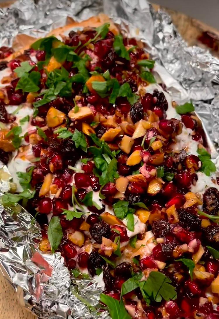 Honning og hvitløks bakt laks med dillsaus og Juletapenade