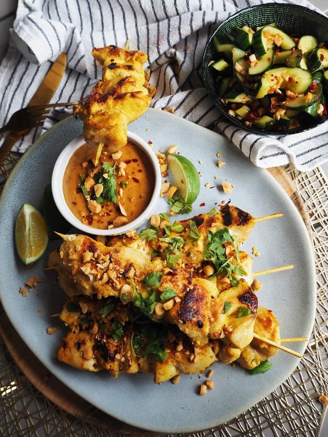 Kylling Satay grillspyd med «smashed» agurksalat