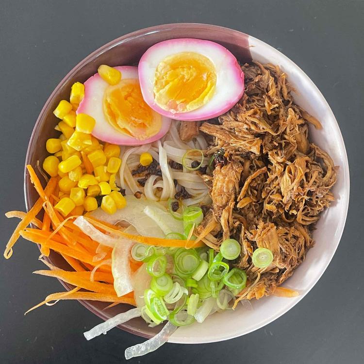 Ramen med five spice pulled bbq chicken og rødbetmarinerte egg