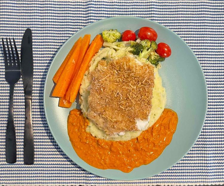Ovnsbakt torsk med parmesanlokk, potetmos og ndujasaus