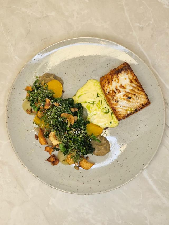 Kveite med pepperrot hollandaise, eple og jordskokk pure, gulbeter og grønkål