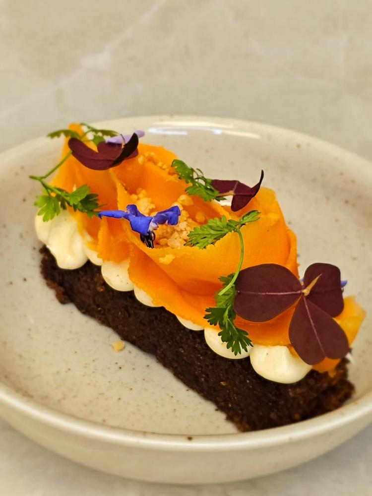 Gulrot kake med ostekrem og syltet gulrot