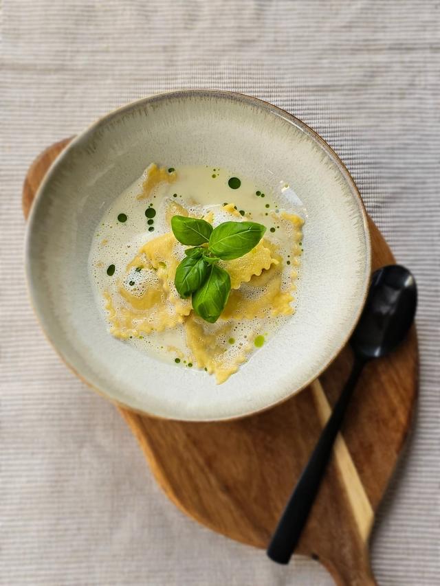 Ravioli med soppfyll og kremet hvitvinssaus