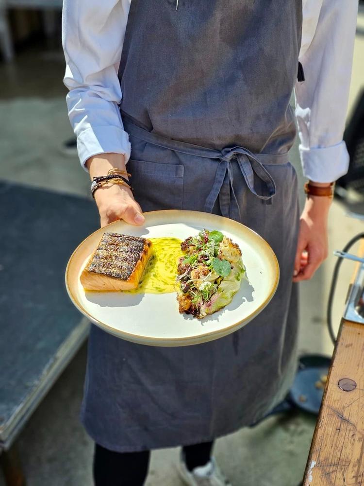 Grillet laks med sommerkål