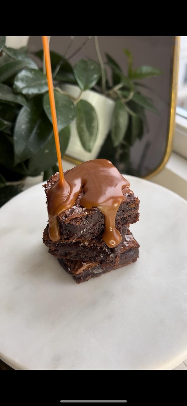 Fudgy brownies m/salt karamellsaus