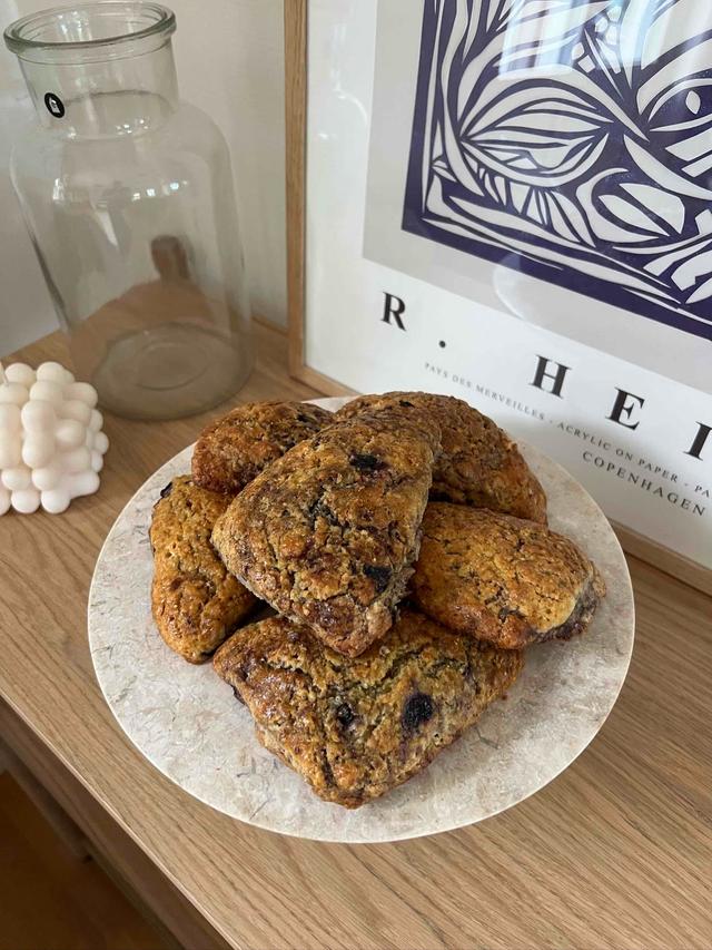 Hasselnøtt- og blåbærscones