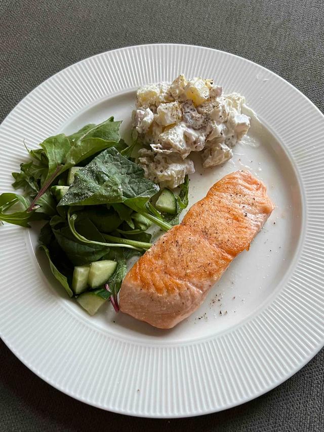 Stekt laks og potetsalat