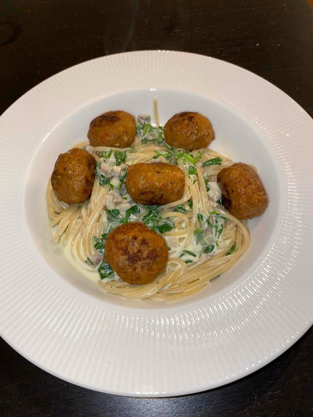Spinatpasta med kjøttboller