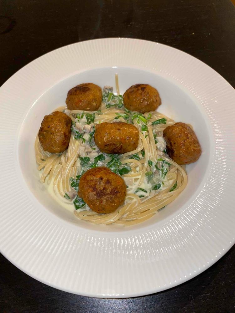 Spinatpasta med kjøttboller