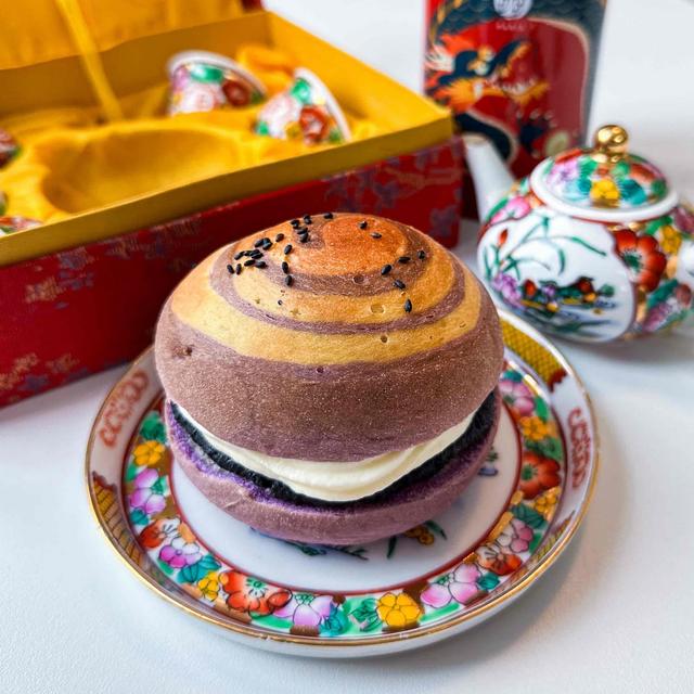 Fastelavnsboller - Mango, hvit sjokolade og sort sesam