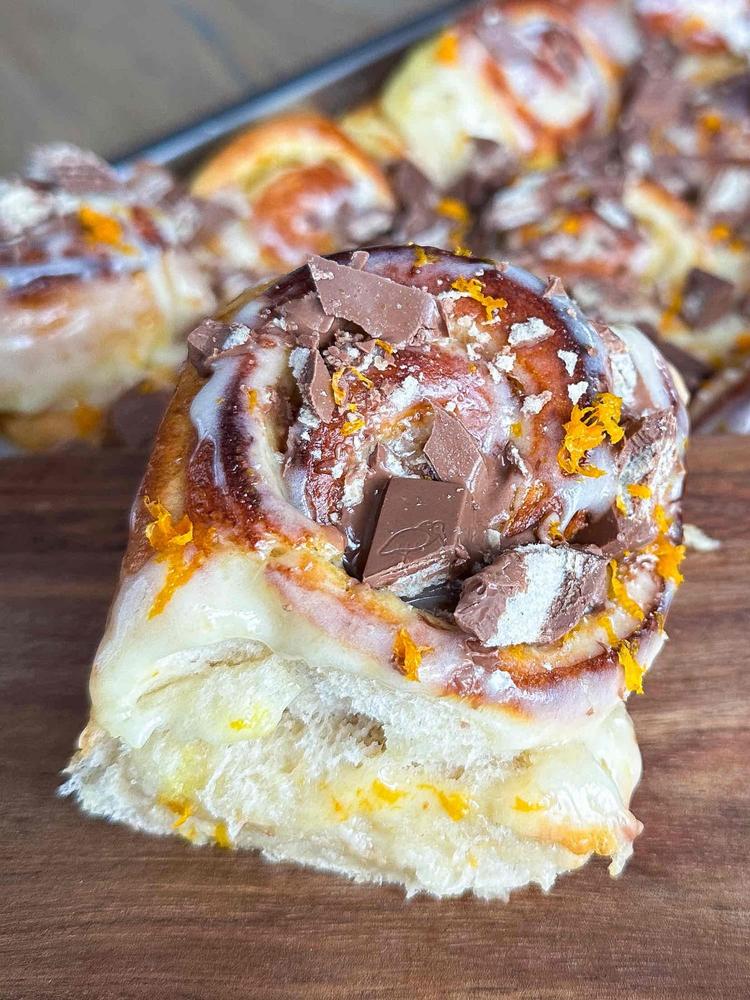 Påskeboller med Kvikk Lunsj og appelsin