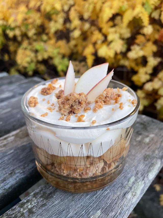 Hvit sjokoladeganache med bakte epler