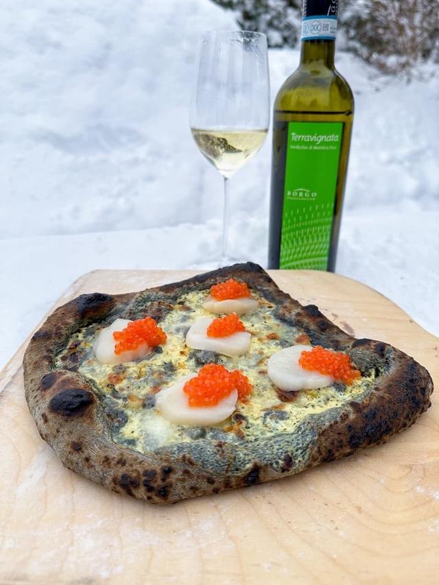 Pizza nera med kamskjell og lakserogn