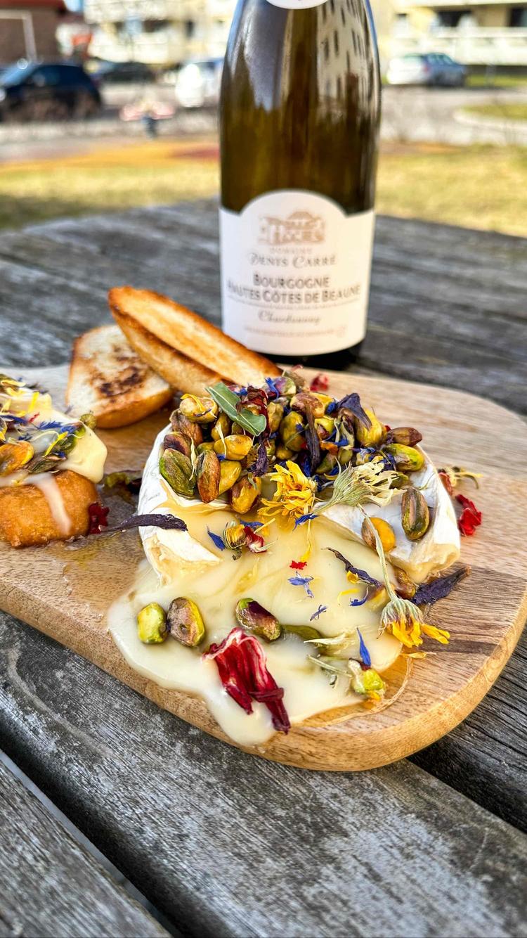 Bakt brie med pistasj og blomster