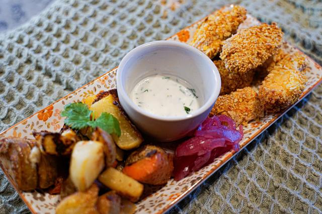 Crispy chicken med hvitløksdressing og cheesy rotgrønnsaker