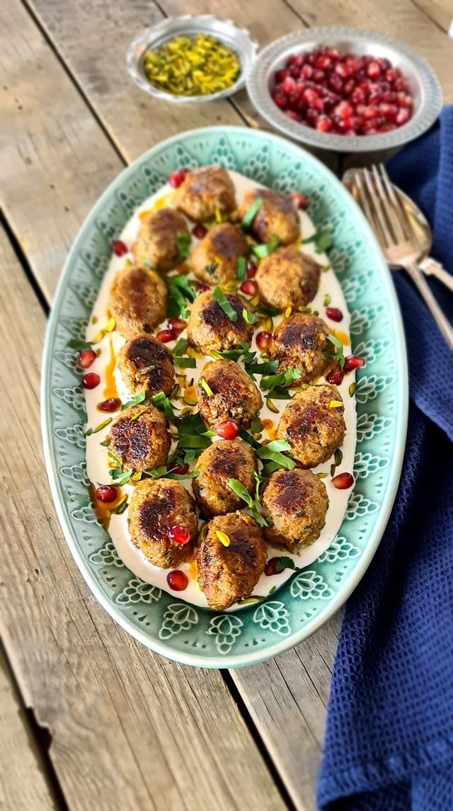 Saftige kjøttboller med yoghurtsaus
