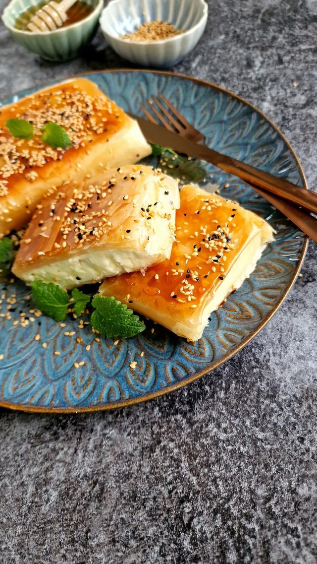 Feta me meli . Fetaost pakket med filodeig, honning og sesamfrø