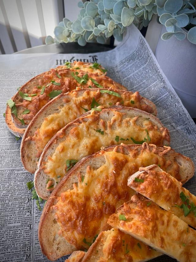 Gratinert restebrød med hvitløksmør