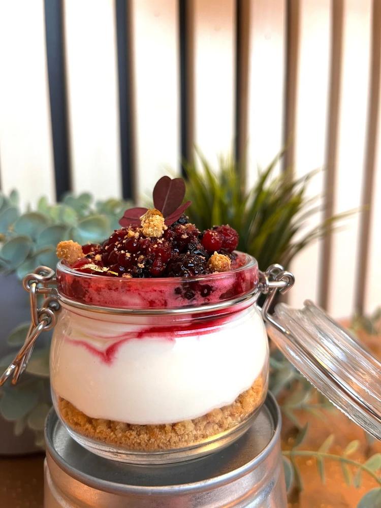 Enklere ostekake med marinerte skogsbær