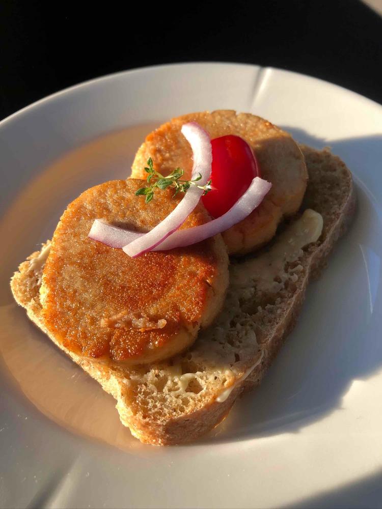 Stekt rogn på brødskiva