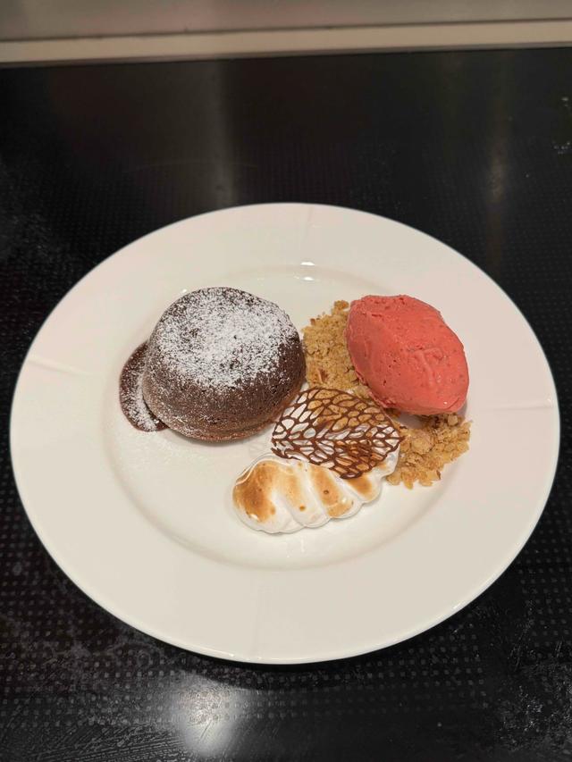 Sjokoladefondant med hjemmelaget bringebærsorbet og brent marengs