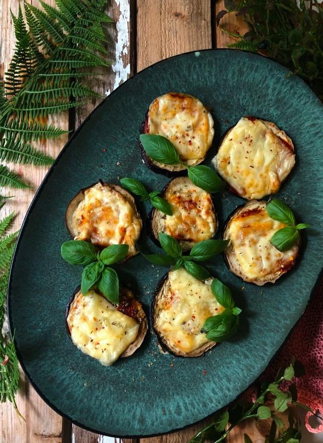 Aubergine mini pizza