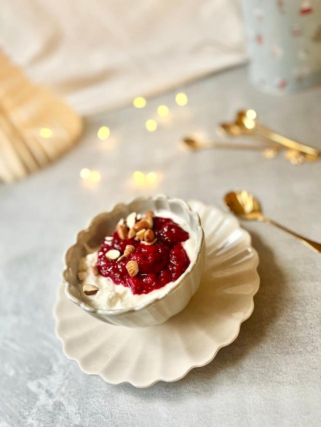 Low-carb rice cream with red sauce